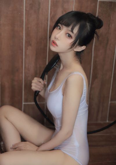 手伸进她的乳罩里揉搓着_BD韩语手机免费观看