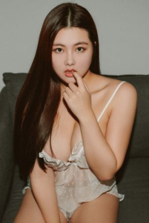 被两个男人按住吃奶好爽_超清在线观看视频